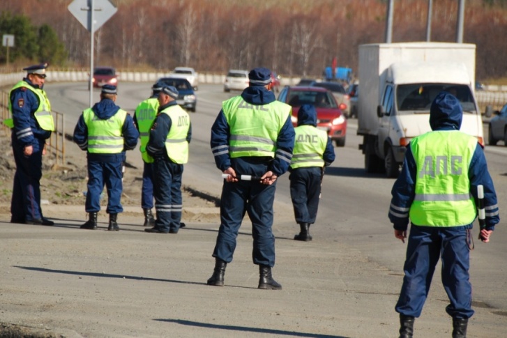 Нужна жилетка вот такого типа: днём её видно за счёт ядовитого цвета, а ночью — благодаря светоотражающим элементам Нужна жилетка вот такого типа: днём её видно за счёт ядовитого цвета, а ночью — благодаря светоотражающим элементам