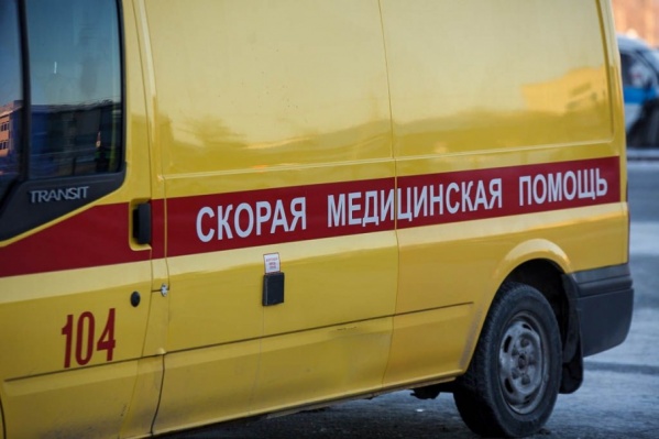 На место трагедии, по словам очевидцев, выезжали полицейские и скорая. Спасти женщину медикам не удалось На место трагедии, по словам очевидцев, выезжали полицейские и скорая. Спасти женщину медикам не удалось 