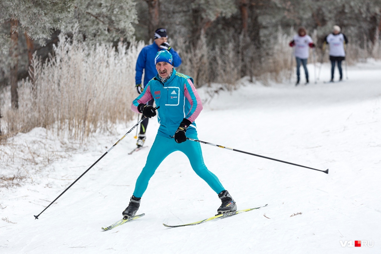 «Дню снега быть!»: жителей обледенелого Волгограда зовут прокатиться на лыжах