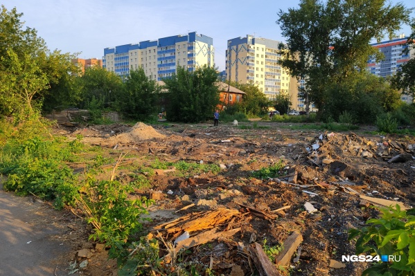 Бараки снесли ещё весной, а мусор пытаются убрать всё лето Бараки снесли ещё весной, а мусор пытаются убрать всё лето