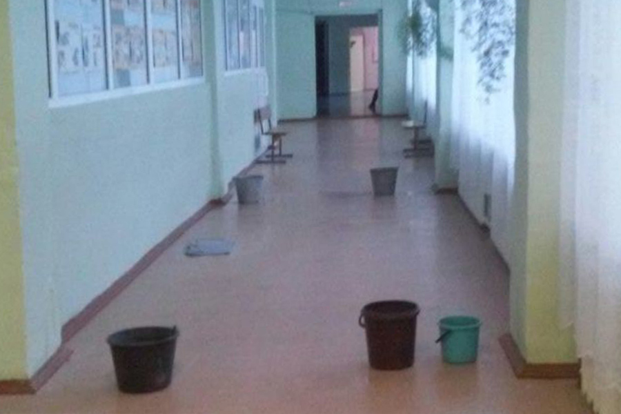 Ребенок получил травму из-за протекающего потолка в школе Ребенок получил травму из-за протекающего потолка в школе