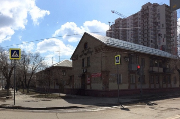 Два дня у волгоградцев не было воды, а на третий земля забила трубы Два дня у волгоградцев не было воды, а на третий земля забила трубы