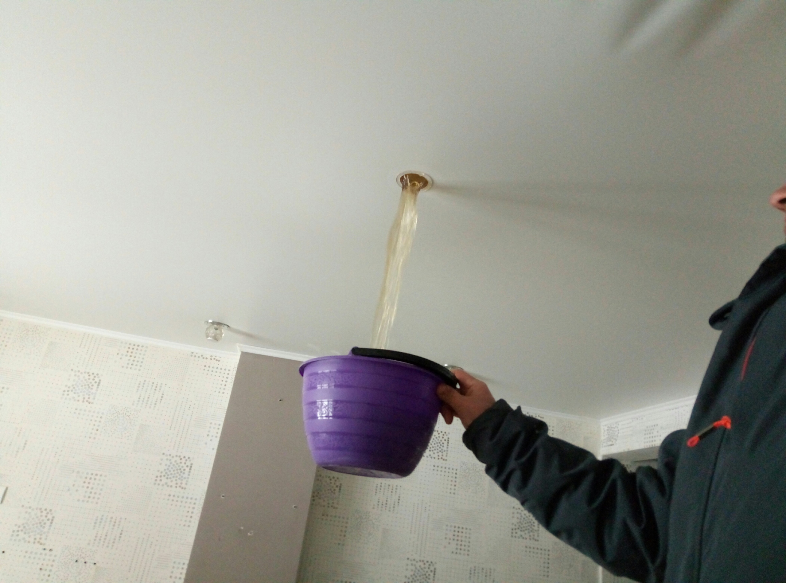 Даже на первом этаже жители вынуждены были сливать воду из натяжных потолков Даже на первом этаже жители вынуждены были сливать воду из натяжных потолков
