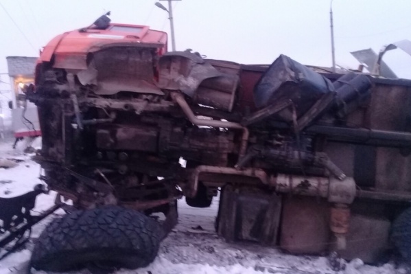 Большегруз опрокинуло на бок Большегруз опрокинуло на бок