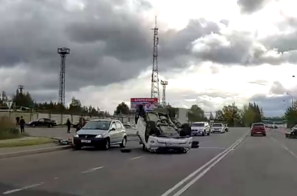 Пассажирку увезла скорая: в Рыбинске в ДТП Land Cruiser перевернулся на крышу. Видео