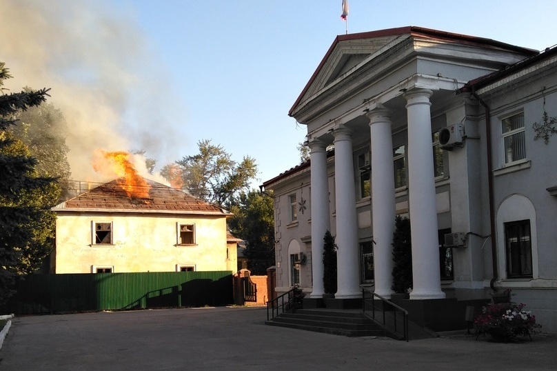 В конце лета <a href="https://63.ru/text/gorod/65211901/" class="io-leave-page _" target="_blank">сгорел двухэтажный барак</a>, расположенный в нескольких метрах от администрации Кировского района В конце лета <a href="https://63.ru/text/gorod/65211901/" class="io-leave-page _" target="_blank">сгорел двухэтажный барак</a>, расположенный в нескольких метрах от администрации Кировского района