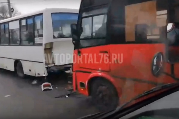 Красный ПАЗ затормозил в белом автобусе Красный ПАЗ затормозил в белом автобусе