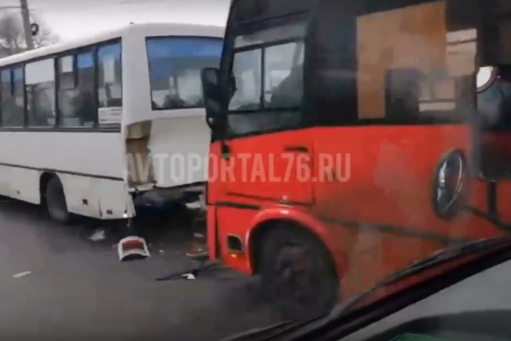 Красный ПАЗ затормозил в белом автобусе Красный ПАЗ затормозил в белом автобусе