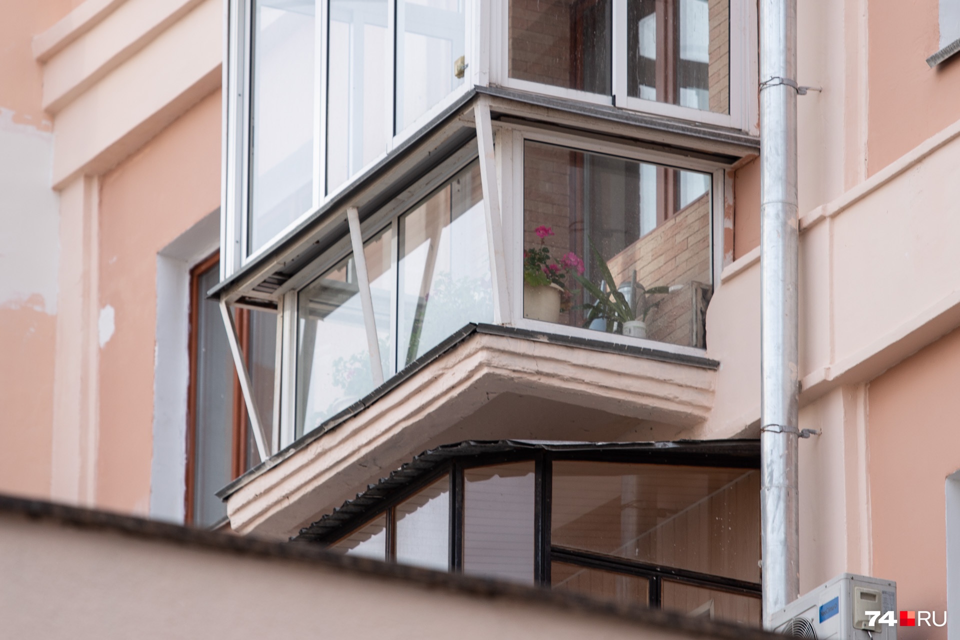 С застеклёнными балконами сложнее, жильцы могут обратиться в суд