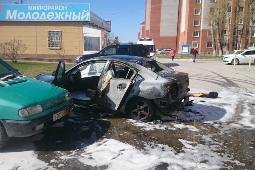 Машина загорелась во время движения — почувствовавшая это водитель свернула на парковку Машина загорелась во время движения — почувствовавшая это водитель свернула на парковку