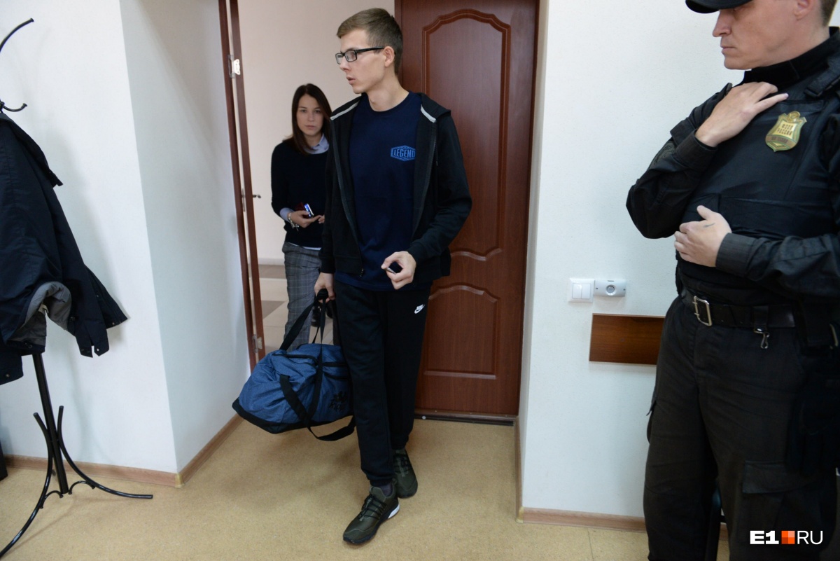 В Екатеринбурге суд признал очкарика виновным в драке с мажором и дал 300 часов обязательных работ