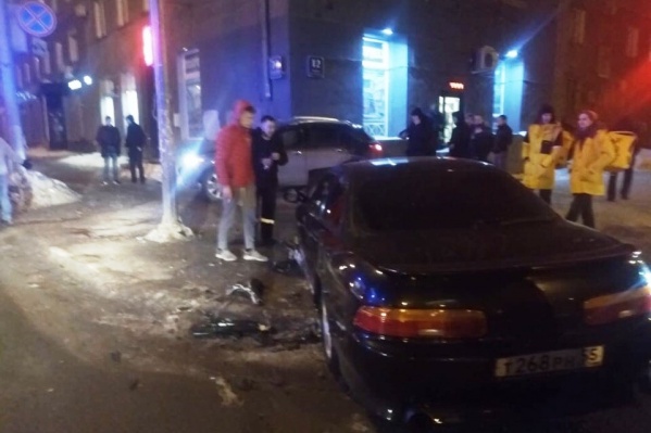 Одну из машин от удара отбросило в угол здания Одну из машин от удара отбросило в угол здания