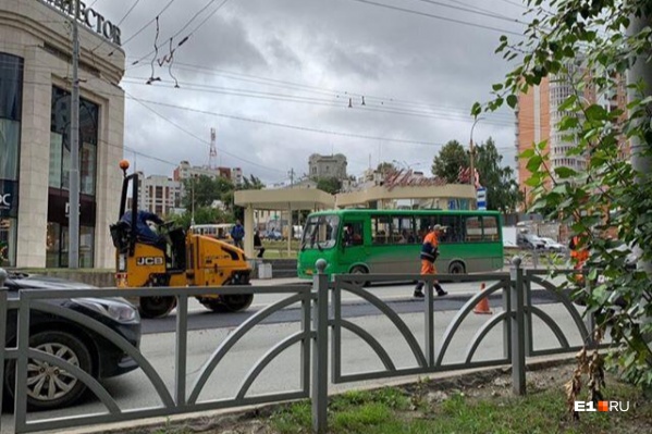 На перекрестке закатывают новый асфальт На перекрестке закатывают новый асфальт