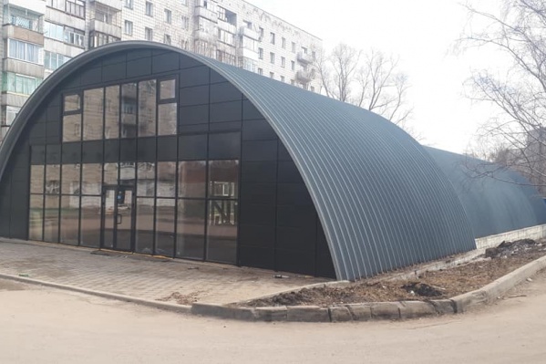С двух сторон здания глухие стены, а ещё две стороны застеклены и в них установлены двери. Само здание напоминает ангар С двух сторон здания глухие стены, а ещё две стороны застеклены и в них установлены двери. Само здание напоминает ангар 