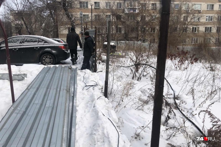 Сносить забор вокруг стройплощадки на пересечении улиц Калинина и Каслинской начали утром во вторник Сносить забор вокруг стройплощадки на пересечении улиц Калинина и Каслинской начали утром во вторник