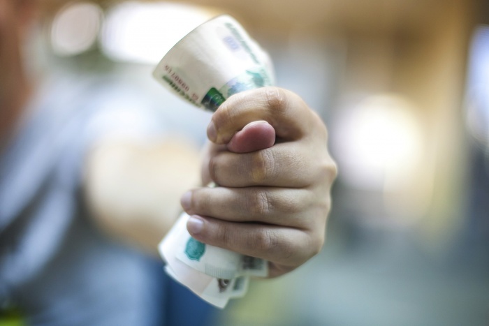 Судебные приставы накладывают запрет на выезд из страны при сумме долга более 10 тыс. руб. Судебные приставы накладывают запрет на выезд из страны при сумме долга более 10 тыс. руб.