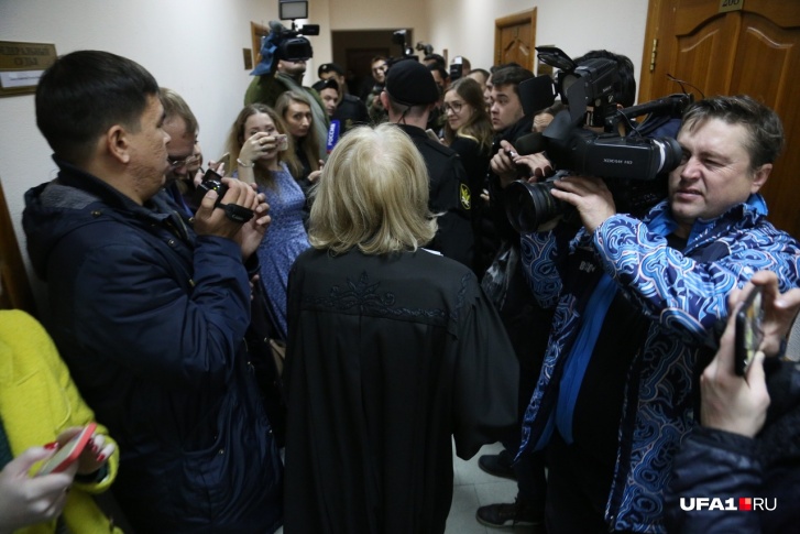 В прошлый раз на суде яблоку негде было упасть В прошлый раз на суде яблоку негде было упасть