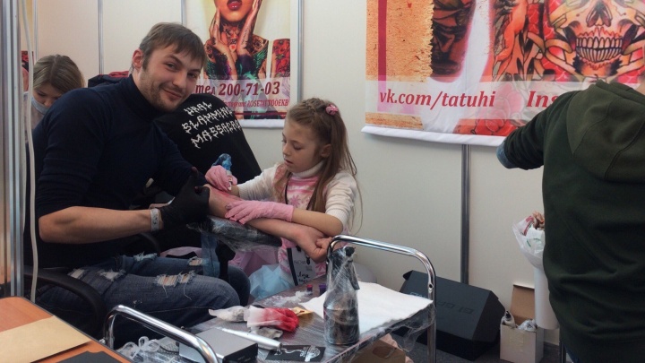 "Тренировалась на бананах": семилетняя Лиза из Екатеринбурга научилась набивать татуировки