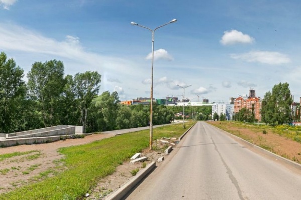 Берег реки Уфы в Сипайлово зарос кустарником, в его корнях течение частенько оставляет самые разные предметы Берег реки Уфы в Сипайлово зарос кустарником, в его корнях течение частенько оставляет самые разные предметы