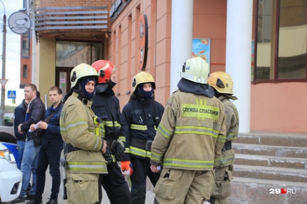 16 мая 2019 года из-за звонка о готовящихся взрывах в Архангельске эвакуировали посетителей и сотрудников нескольких торговых центров и аэропорта 16 мая 2019 года из-за звонка о готовящихся взрывах в Архангельске эвакуировали посетителей и сотрудников нескольких торговых центров и аэропорта