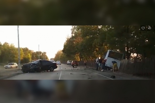 После удара автобус проломил забор и врезался в дерево После удара автобус проломил забор и врезался в дерево