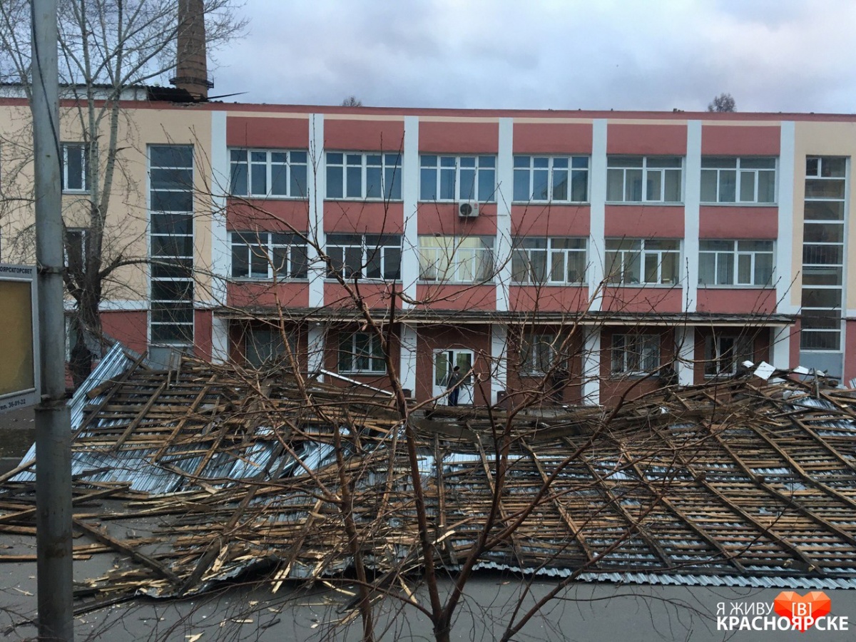 Бури в перми. Буря в Красноярске. На радиозаводе снесло крышу. Красноярск лицей 12 снесло крышу. Ветром сорвало крышу на радиозаводе в Рязани видео.