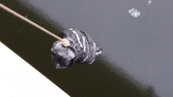 Чья-то шуточка: «труп» на Макаровском мосту оказался чучелом, набитым пластиковым мусором