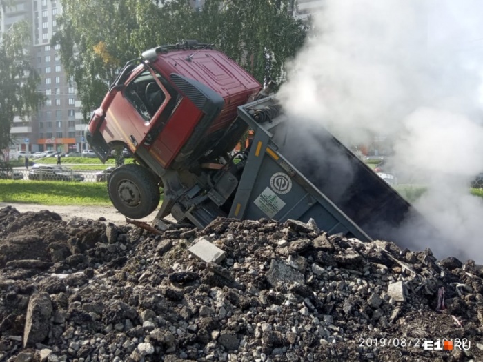 Самосвал с трудом вытащили из ямы Самосвал с трудом вытащили из ямы