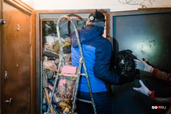 Двое сотрудников УК, чистивших квартиру, отравились испарениями, которые шли от мусора Двое сотрудников УК, чистивших квартиру, отравились испарениями, которые шли от мусора