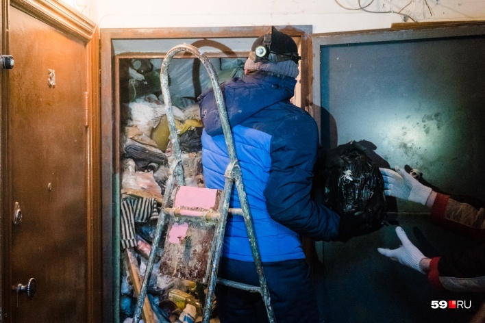 Двое сотрудников УК, чистивших квартиру, отравились испарениями, которые шли от мусора Двое сотрудников УК, чистивших квартиру, отравились испарениями, которые шли от мусора