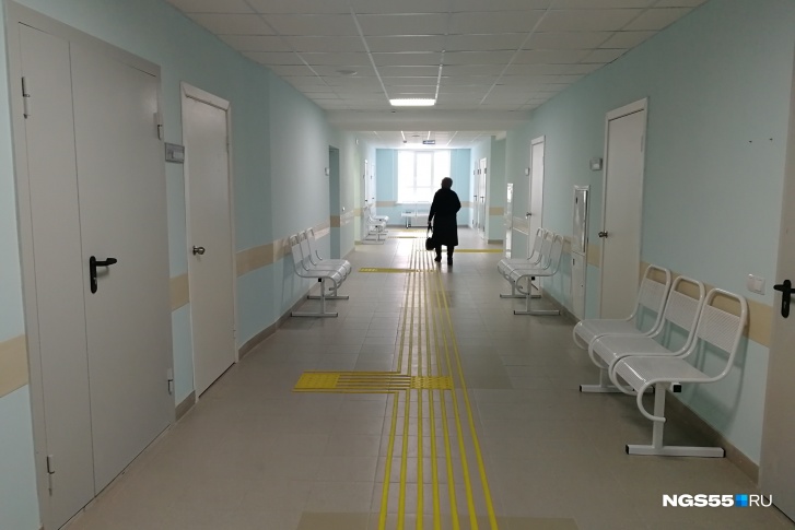 Нет, это, конечно, не последний корпус областной больницы, в коридорах которого можно заблудиться и навеки пропасть. Но указателей пока нет, и с непривычки пациенты порой забредают не туда Нет, это, конечно, не последний корпус областной больницы, в коридорах которого можно заблудиться и навеки пропасть. Но указателей пока нет, и с непривычки пациенты порой забредают не туда