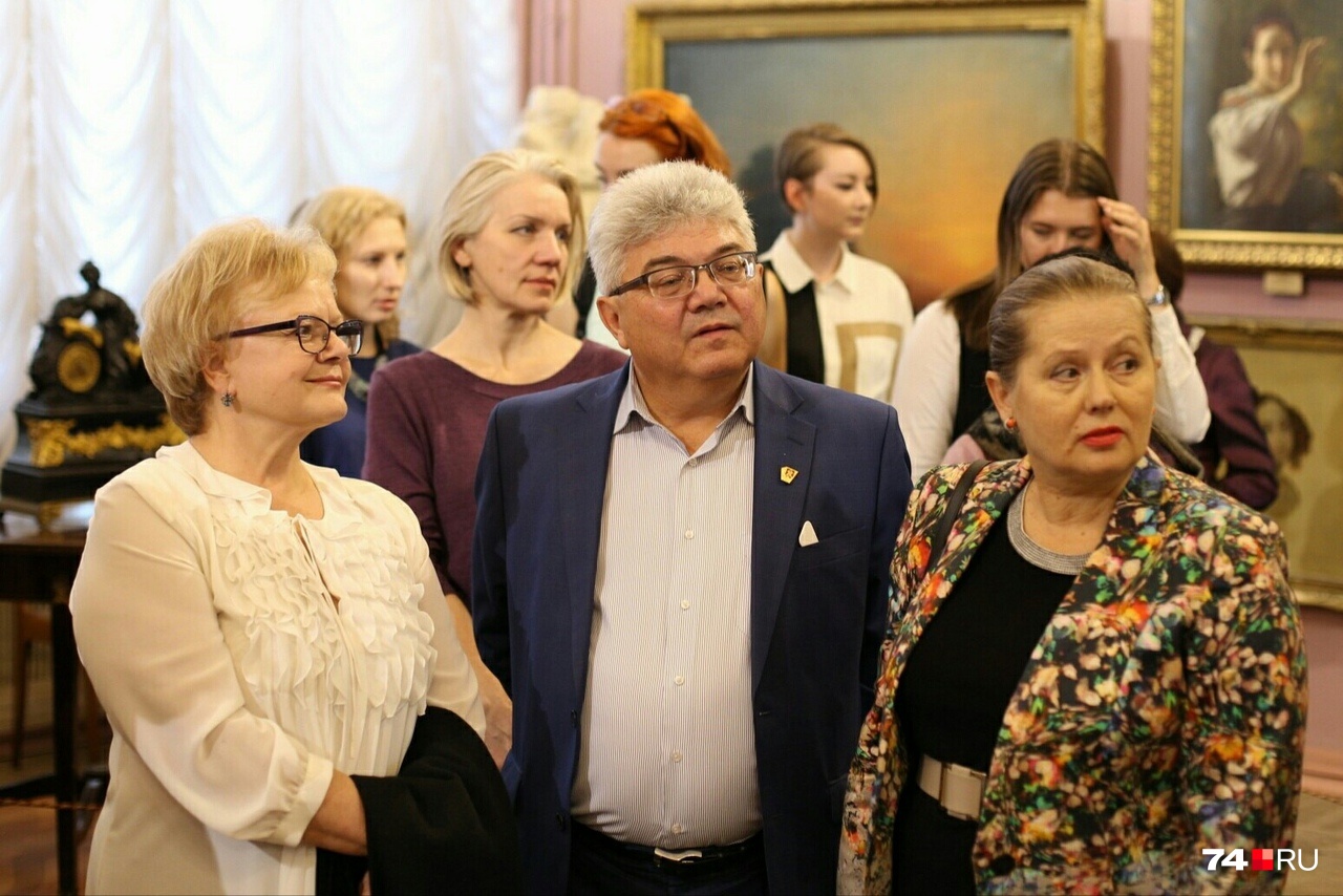 Гость вернисажа — ректор Челябинского института культуры Владимир Рушанин Гость вернисажа — ректор Челябинского института культуры Владимир Рушанин