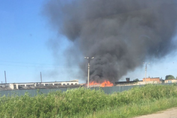 Пожар случился в промзоне колонии Пожар случился в промзоне колонии
