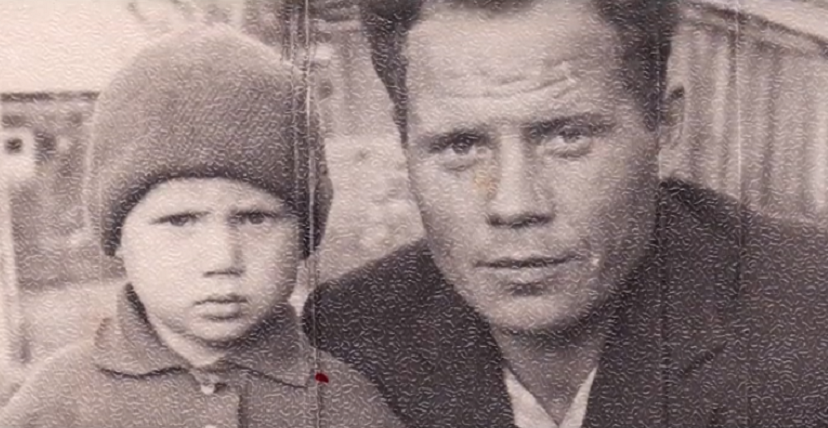 На встрече с журналистом Владимир показал семейные фото. Здесь маленький Владимир запечатлен с отцом