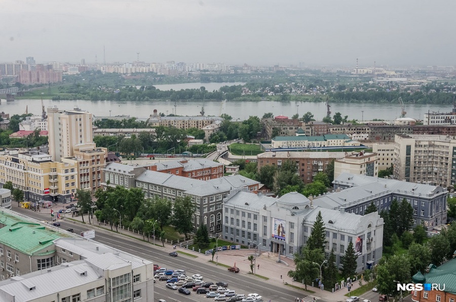 Из окон последних этажей и башенок самого высокого дома Новосибирска на ул. Коммунистической, 50 отлично видно и оперный, и «Глобус», и реку со всеми мостами — да и вообще весь город, вплоть до аэропорта «Толмачёво». Из окон последних этажей и башенок самого высокого дома Новосибирска на ул. Коммунистической, 50 отлично видно и оперный, и «Глобус», и реку со всеми мостами — да и вообще весь город, вплоть до аэропорта «Толмачёво».