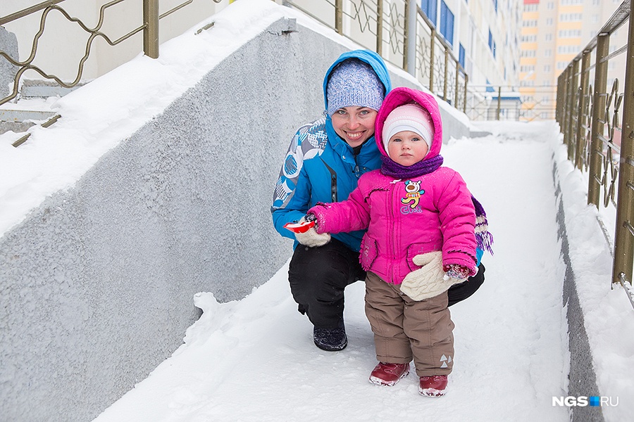 Ульяна, гуляющая во дворе с дочкой Сонечкой, рассказала, что в тысячеквартирных домах живут преимущественно сами хозяева, потому что это самые дешевые квартиры в городе. «Мы тоже купили студию в ипотеку. Это все, на что нам хватило денег», — добавляет она. По ее словам, снимают квартиры в основном молодые семьи с маленькими детьми. Бороться с шумом они уже научились: «Если у соседей день рождения, то мы стучим ножницами два раза по батарее — просим вести себя тише». Ульяна, гуляющая во дворе с дочкой Сонечкой, рассказала, что в тысячеквартирных домах живут преимущественно сами хозяева, потому что это самые дешевые квартиры в городе. «Мы тоже купили студию в ипотеку. Это все, на что нам хватило денег», — добавляет она. По ее словам, снимают квартиры в основном молодые семьи с маленькими детьми. Бороться с шумом они уже научились: «Если у соседей день рождения, то мы стучим ножницами два раза по батарее — просим вести себя тише».