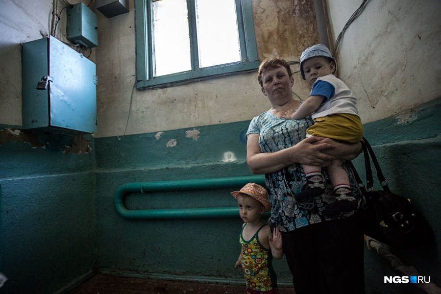 В числе первых компания должна была расселить дом по адресу ул. Никитина, 156. Первый этаж здесь кирпичный, верхний деревянный. «У меня дети еще в школе учились, стена сгнила, года четыре я ходила, заявления собирала, — вспоминает Татьяна Ивановна Иванова. — В 2012 или в 2013 году, в холод уже, в ноябре положили брус. Крышу перекрывали примерно тогда же, но толку от этого никакого». В числе первых компания должна была расселить дом по адресу ул. Никитина, 156. Первый этаж здесь кирпичный, верхний деревянный. «У меня дети еще в школе учились, стена сгнила, года четыре я ходила, заявления собирала, — вспоминает Татьяна Ивановна Иванова. — В 2012 или в 2013 году, в холод уже, в ноябре положили брус. Крышу перекрывали примерно тогда же, но толку от этого никакого».