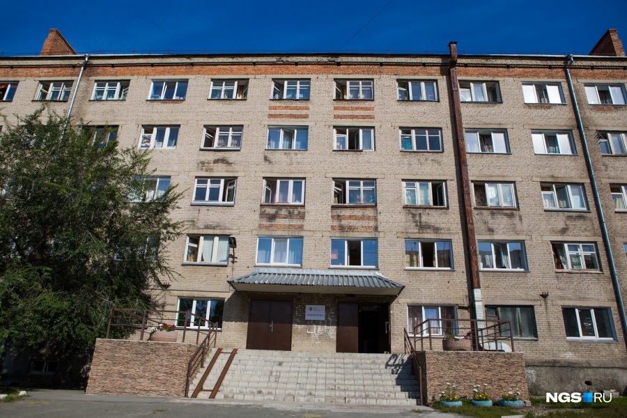 Глядя на 2-е общежитие, построенное в 1964 году, трудно представить, что сейчас внутри студентов встречает дизайнерский ремонт. Соседнее общежитие хотят отремонтировать по похожему дизайн-проекту. Глядя на 2-е общежитие, построенное в 1964 году, трудно представить, что сейчас внутри студентов встречает дизайнерский ремонт. Соседнее общежитие хотят отремонтировать по похожему дизайн-проекту.