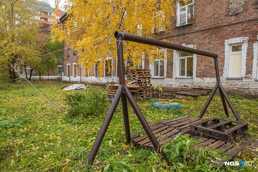 Вдоль ул. Тополевой на фоне свинцового неба высятся старые дома — в их очертаниях есть что-то от викторианской Англии. Огненно-желтые листья кружат над кирпичными трубами и готическими сводами окон. В таких декорациях легко представить персонажей Диккенса — кажется, что из-за угла вот-вот вынырнет извозчик, а палка с поперечной перекладиной, торчащая во дворе, вблизи окажется виселицей, наспех сооруженной для казни беглого каторжника. Вдоль ул. Тополевой на фоне свинцового неба высятся старые дома — в их очертаниях есть что-то от викторианской Англии. Огненно-желтые листья кружат над кирпичными трубами и готическими сводами окон. В таких декорациях легко представить персонажей Диккенса — кажется, что из-за угла вот-вот вынырнет извозчик, а палка с поперечной перекладиной, торчащая во дворе, вблизи окажется виселицей, наспех сооруженной для казни беглого каторжника.