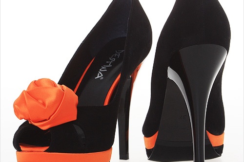 В модной обувной тенденции 2011 года по-прежнему остаются модели на высоком каблуке, украшенные блестящим декором. Такая пара с яркими атласными цветами станет главным акцентом всего праздничного наряда. <b>3590 руб.</b>