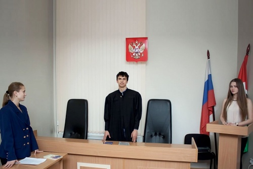 Студенты на занятии в специализированной аудитории «Зал судебных заседаний»