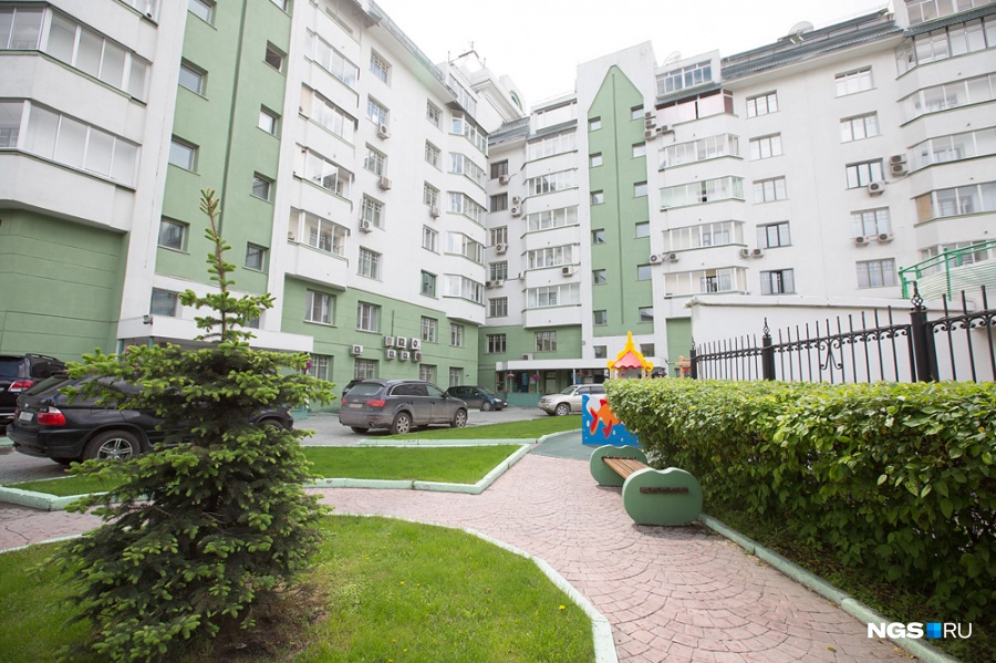 В доме 5 подъездов и 70 квартир, по две на площадку. Самая высокая часть — башенная, 10-этажная, основной же уровень — 8 этажей. На последних этажах — мансардные квартиры с высотой потолка порядка 5 м, а стандартная высота потолков в квартирах со 2-го по 7-й этаж — 3,2 м. Площадь квартир — от 70 до 180 кв. м. В доме 5 подъездов и 70 квартир, по две на площадку. Самая высокая часть — башенная, 10-этажная, основной же уровень — 8 этажей. На последних этажах — мансардные квартиры с высотой потолка порядка 5 м, а стандартная высота потолков в квартирах со 2-го по 7-й этаж — 3,2 м. Площадь квартир — от 70 до 180 кв. м.