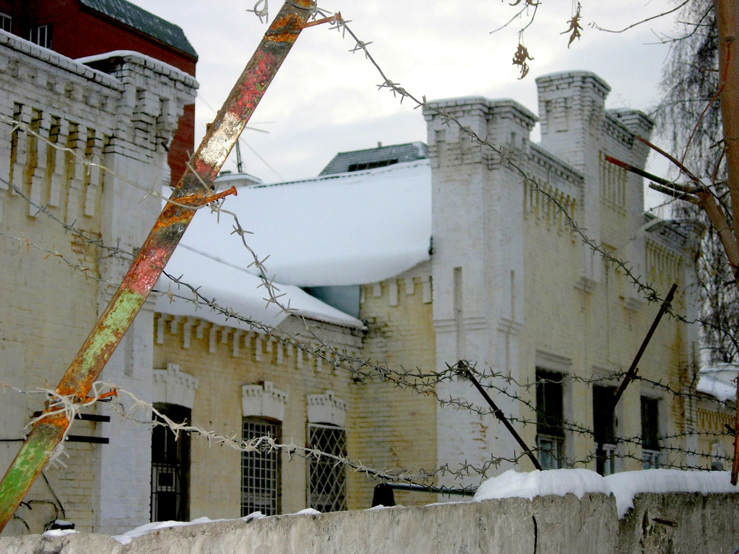 В ноябре 1919-го в здании Офицерского собрания военного городка (Тополевая, 17) давали банкет в честь прибытия Верховного главнокомандующего русской армией Александра Колчака. Кроме того, именно в военном городке был эпицентр тифа, что свирепствовал в Ново-Николаевске зимой 1919-1920 годов. «Умерших пытались вывозить по ул. Офицерской (Пролетарской) за город, но часто сваливали прямо под полотно проходившей там железной дороги», — рассказывает Константин Голодяев. В ноябре 1919-го в здании Офицерского собрания военного городка (Тополевая, 17) давали банкет в честь прибытия Верховного главнокомандующего русской армией Александра Колчака. Кроме того, именно в военном городке был эпицентр тифа, что свирепствовал в Ново-Николаевске зимой 1919-1920 годов. «Умерших пытались вывозить по ул. Офицерской (Пролетарской) за город, но часто сваливали прямо под полотно проходившей там железной дороги», — рассказывает Константин Голодяев.