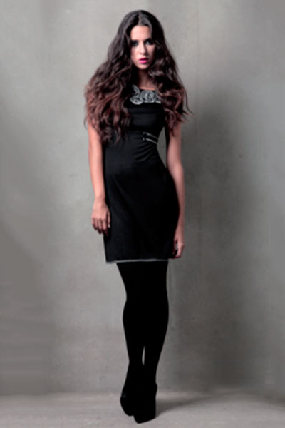 Превосходное в своей простоте черное платье-футляр, декорированное контрастной вышивкой, подчеркнет достоинства вашей фигуры. <price>2500 руб.</price>, цена со скидкой <price>1150 руб.</price>