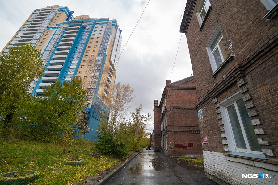 Корреспондент НГС.НОВОСТИ, блуждая в сумрачных переулках бывшего военного городка, усомнилась в том, что смена управляющей компании коренным образом изменит ситуацию. С домами на Тополевой это случилось уже несколько лет назад — их жители точно так же жалуются на темные подъезды, плохие дороги и трубы вековой давности. Вокруг подступают цветные небоскребы, напоминая о том, что за сто лет вокруг вырос целый город, но дома с историей в нем можно пересчитать по пальцам. Корреспондент НГС.НОВОСТИ, блуждая в сумрачных переулках бывшего военного городка, усомнилась в том, что смена управляющей компании коренным образом изменит ситуацию. С домами на Тополевой это случилось уже несколько лет назад — их жители точно так же жалуются на темные подъезды, плохие дороги и трубы вековой давности. Вокруг подступают цветные небоскребы, напоминая о том, что за сто лет вокруг вырос целый город, но дома с историей в нем можно пересчитать по пальцам.