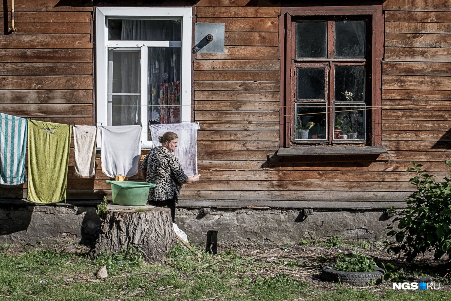 Определенные под снос дома, по словам местных старожилов, были построены для работников компании «Запсибтрансстрой» в 50-х годах как временные. Уже в начале 60-х люди знали, что их снесут. Но снос задержался на полвека и задерживается вновь. Определенные под снос дома, по словам местных старожилов, были построены для работников компании «Запсибтрансстрой» в 50-х годах как временные. Уже в начале 60-х люди знали, что их снесут. Но снос задержался на полвека и задерживается вновь.