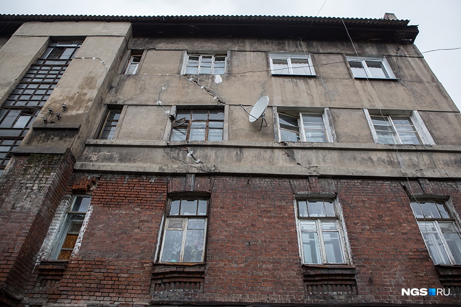 Дом № 19 построили в 1913 году. Во время Великой Отечественной войны его надстроили на два этажа — сейчас они смотрятся, как кривой гриб на прочном стволе. В пристройке поселились работники предприятий, эвакуированных из блокадного Ленинграда, — сейчас там живут их правнуки. В прошлом году сильные дожди размыли фундамент, дом накренился и по верхней части пошли трещины; нижний слой вида не изменил. Дом № 19 построили в 1913 году. Во время Великой Отечественной войны его надстроили на два этажа — сейчас они смотрятся, как кривой гриб на прочном стволе. В пристройке поселились работники предприятий, эвакуированных из блокадного Ленинграда, — сейчас там живут их правнуки. В прошлом году сильные дожди размыли фундамент, дом накренился и по верхней части пошли трещины; нижний слой вида не изменил.