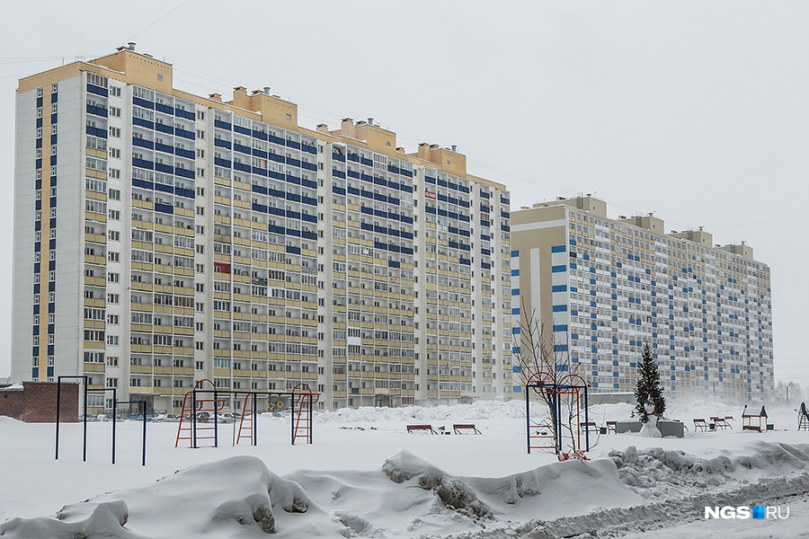 «Сибирь» в 2014 году сдала три 17-этажных панельных дома жилмассива «Тулинское», построенного за домами «Ситех». Всего в «Тулинском» 8 домов. Он знаменит в первую очередь тем, что в трех домах более 1 тыс. квартир. Общая площадь жилья в «Тулинском» превышает 120 тыс. кв. м. На этапе строительства цены на квартиры-студии начинались от 840 тыс. руб. — это было одно из самых дешевых предложений на рынке. «Сибирь» в 2014 году сдала три 17-этажных панельных дома жилмассива «Тулинское», построенного за домами «Ситех». Всего в «Тулинском» 8 домов. Он знаменит в первую очередь тем, что в трех домах более 1 тыс. квартир. Общая площадь жилья в «Тулинском» превышает 120 тыс. кв. м. На этапе строительства цены на квартиры-студии начинались от 840 тыс. руб. — это было одно из самых дешевых предложений на рынке.