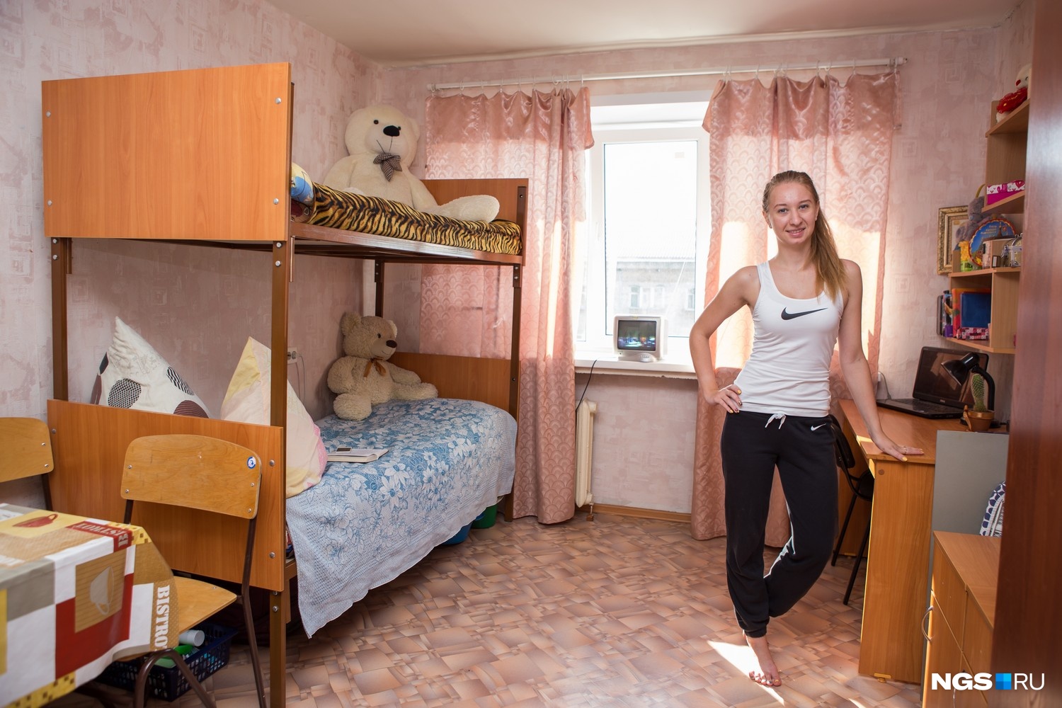 «Студенческая жизнь, если не жить в общежитии, не будет по настоящему студенческой, поэтому мне классно и меня все устраивает. Тут общение, море интересных людей. У меня нет шумных соседей, шуметь опасно, — улыбается староста этажа Ирина Голик. — Первокурсники, конечно, пытаются это делать, но быстро заканчивают». Ее соседка по этажу Татьяна Арцибашева добавила, что сейчас все новенькие заселяющиеся хотят во 2-е общежитие: «Ремонт сделали, двери поменяли, и все рвутся сюда». «Студенческая жизнь, если не жить в общежитии, не будет по настоящему студенческой, поэтому мне классно и меня все устраивает. Тут общение, море интересных людей. У меня нет шумных соседей, шуметь опасно, — улыбается староста этажа Ирина Голик. — Первокурсники, конечно, пытаются это делать, но быстро заканчивают». Ее соседка по этажу Татьяна Арцибашева добавила, что сейчас все новенькие заселяющиеся хотят во 2-е общежитие: «Ремонт сделали, двери поменяли, и все рвутся сюда».