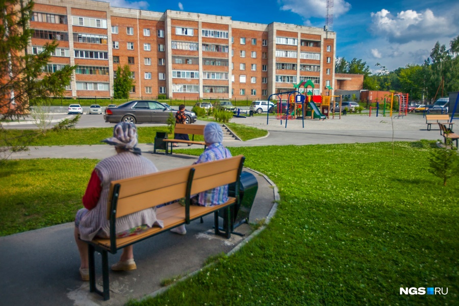 В «Стрижах» мы были в 4 часа дня. Детей на площадке не наблюдалось вообще. Зато на скамейках восседали бабушки в головных уборах. В «Стрижах» мы были в 4 часа дня. Детей на площадке не наблюдалось вообще. Зато на скамейках восседали бабушки в головных уборах.